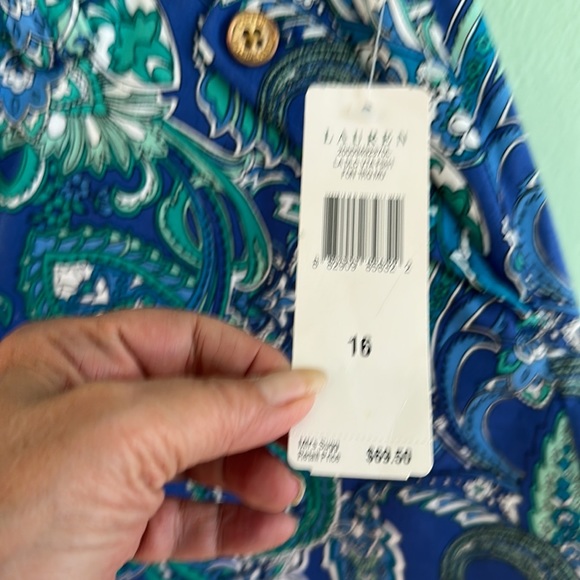 Ralph Lauren shorts. Size 16,paisley print, two front, two flat back pockets - Picture 4 of 10